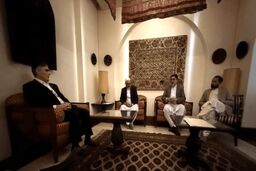 عکس جنجالی فرزین با صرافان هرات / بانک مرکزی واکنش نشان داد